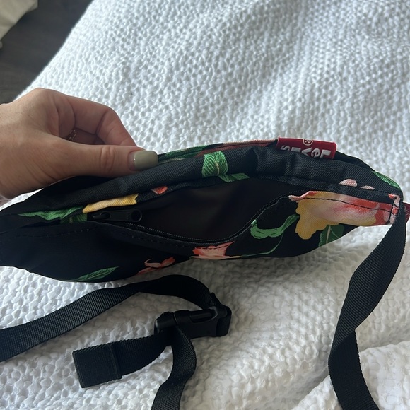 LEVIS Cross Body Small Bag - Picture 5 of 5